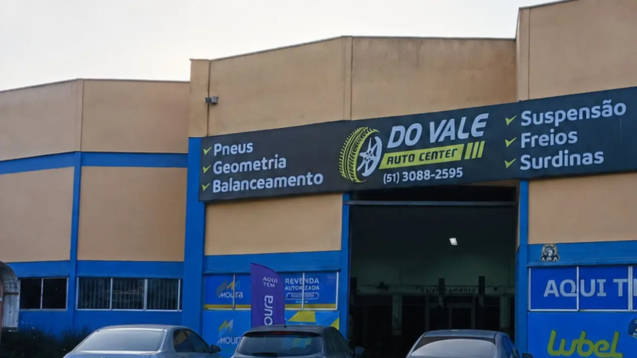 Fachada da Do Vale Auto Center em Lajeado, com veículos estacionados em frente à oficina
